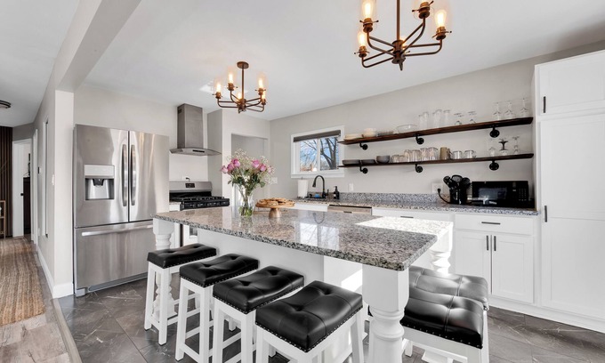 Madison Heights Casa | 2025 Newly Furnished OPEN CONCEPT 1700 Total SQ FT 5 TVS, GIG WiFi 185+Channels