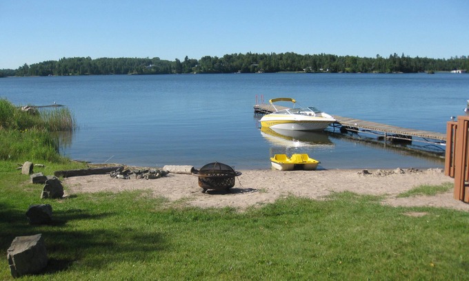 Keewatin Cabina | Cabaña frente al mar con lanzamiento de botes en el lago de los bosques cerca de Kenora.