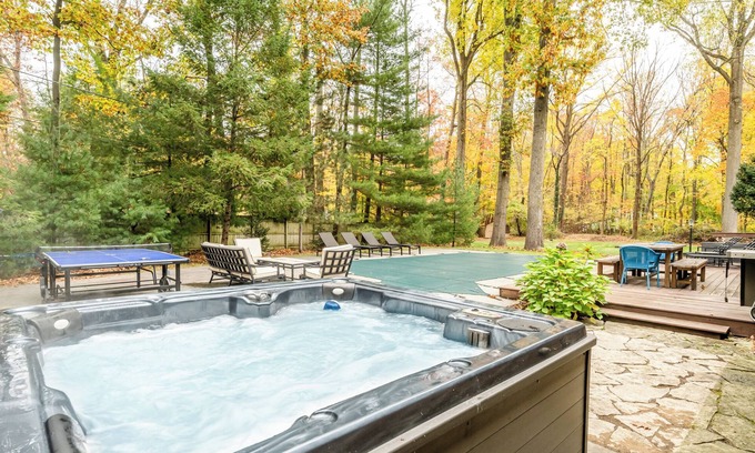 Harbert Casa | Lakeside Home With Pool & Hot Tub! Close To Beach!