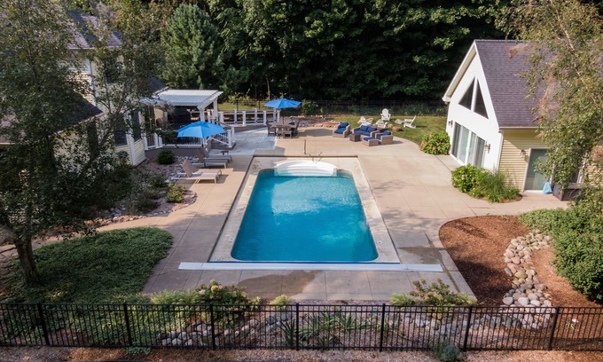 Three Oaks Casa | 2026 Open Secluded retreat Heated pool 13 acres pool table playground