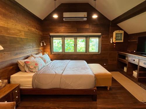 Song Phi Nong Cabina | 206 Wan Warn, 3 wooden houses in Kaeng Krachan Forest
