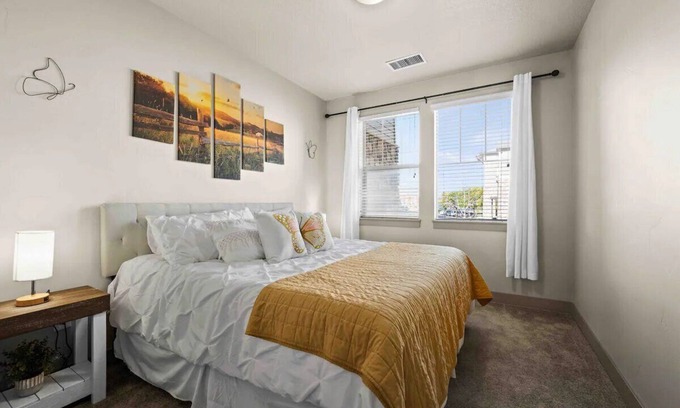 Salt Lake County Apartamento | 207 Butterfly Bungalow with Laundry, Pool, Gym & Garage