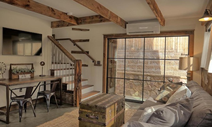 Castle Rock Casa | 208 Cantril Street