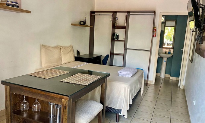 San Pedro Sula Apartamento | Mini suite privada 1 habitacion, baño privado, mini fridge, TV, A/C y parqueo