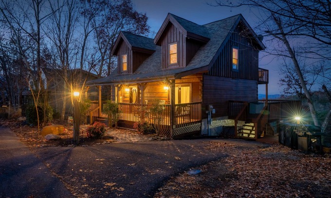 Gatlinburg - Pigeon Forge Cabina | 20min to Gatlinburg! MTN Views! Hot Tub + Arcade + Golf Course + Shuffleboard!!