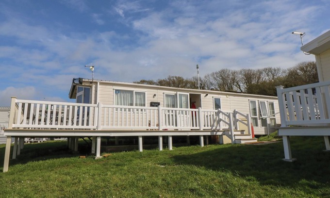 Bembridge Cabaña | 21 CAULKERS REST, family friendly, with a garden in Bembridge