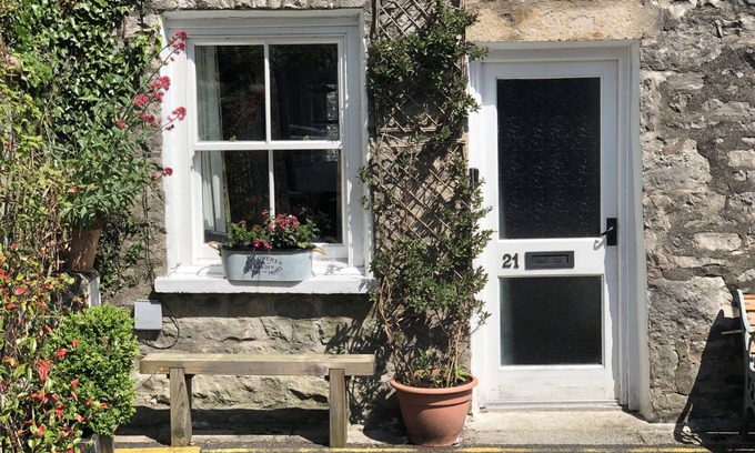 Kendal Cabaña | 21 ENTRY LANE, pet friendly, character holiday cottage in Kendal