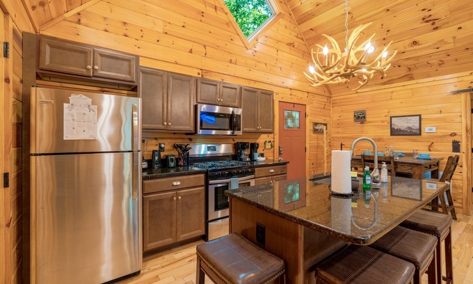 Gatlinburg Cabina | 210 Cubs In The Treetops 2 Bedroom Home by RedAwning