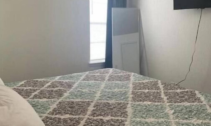 Enid Casa | 2107 Quiet West Side duplex, 1 king & 1 queen.