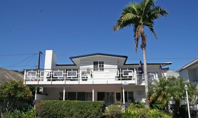 Avalon Casa | Casa con terraza, carrito de golf, 1 cuadra de la playa, Se admiten mascotas, WIFI.