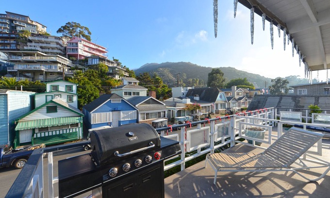 Avalon Casa | Casa con terraza, carrito de golf, 1 cuadra de la playa, Se admiten mascotas, WIFI