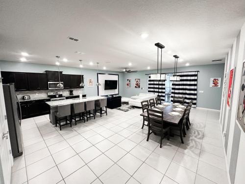 Davenport Casa | 2127LC- Windsor Island home