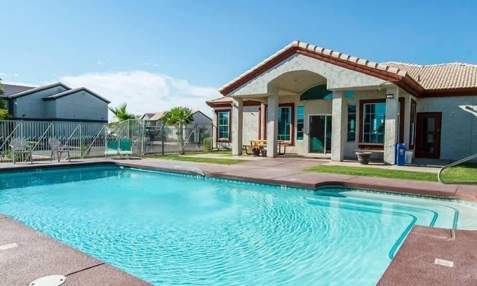 Coolidge Apartamento | 213- 2BR Apartment in Coolidge, AZ w heated pool, gym