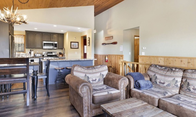 Big Bear City Cabina | 2150 - Lazy Llama Lodge 4 Bedroom Home by RedAwning