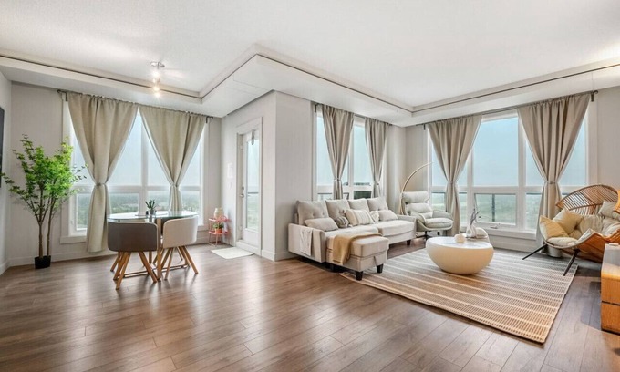 Haysboro Apartamento | 21st-Floor Penthouse City & Mountain Views