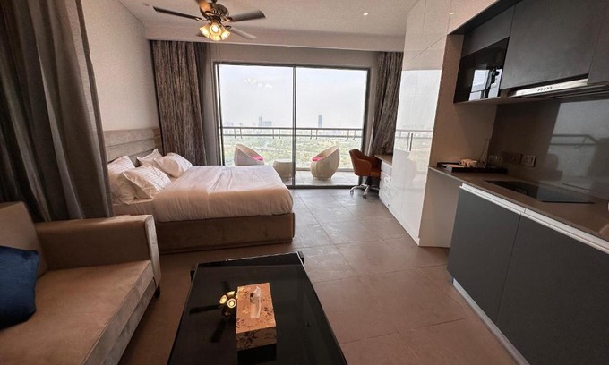 Noida Apartamento | 21st Floor SkyStudio Suite with Balcony