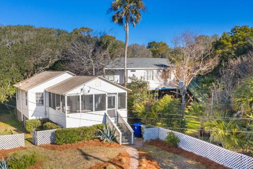 Folly Beach Casa | 220 W Ashley - Corner Cottage - Central Location