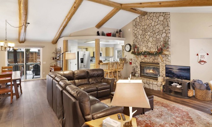 Castle Glen Estates Cabina | 2220-castle Glen Gem 3 Bedroom Home by Redawning