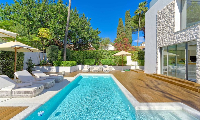 Puerto Banus Chalet De Esquí | 2244 Villa Moderna de Lujo con Piscina Climatizada en Puerto Banús
