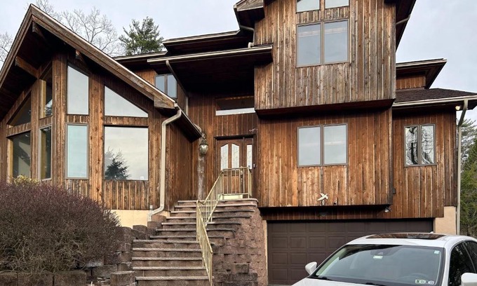 East Stroudsburg Casa | 226 E Shore Dr