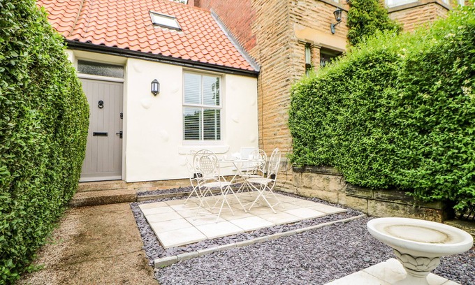 Whitley Bay Cabaña | 22A TAYLORS COTTAGE, pet friendly, with a garden in Whitley Bay
