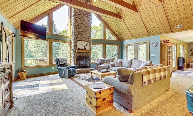 Blissfield Casa | 23 Mi to Mohican SP: Group-Ready Lodge w/Hot Tub