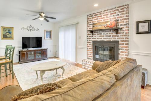 Destrehan Casa | 23 Mi to NOLA Cozy and Quaint Destrehan Townhome