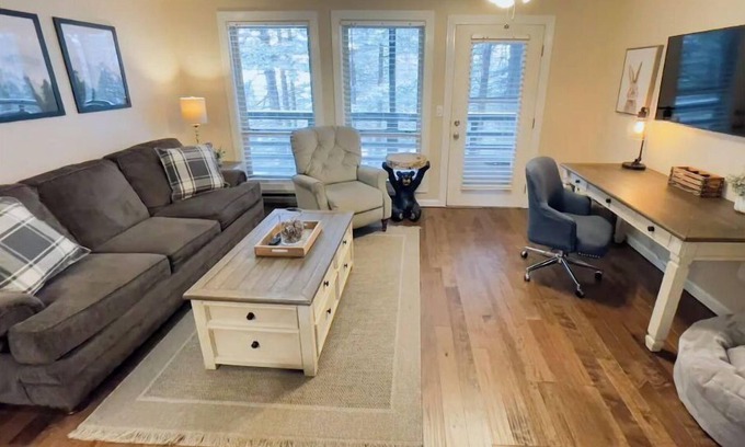 Snowshoe Condominio | 23 Mountain Crest, Snowshoe, WV - Country Chic