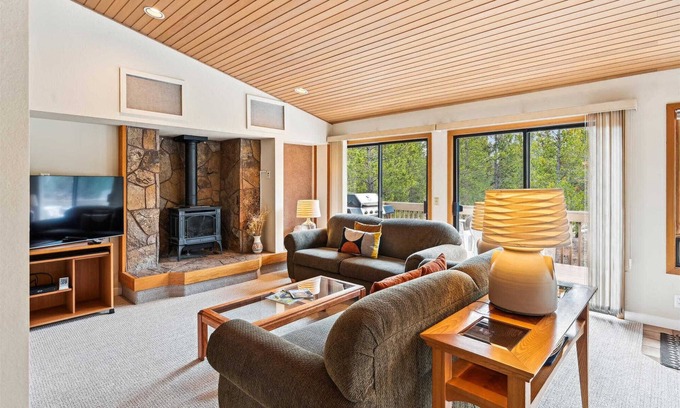 Deer Park Casa | 23 Poplar-Sunriver, Oregon: Hot Tub, BBQ, WiFi, SHARC Aquatics, Tubing Hill, Mt. Bachelor, Golf, Deschutes River, Tennis, Bike Paths