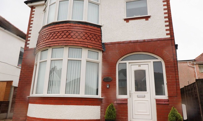 Thornton-Cleveleys Cabaña | 23 RYDEN AVENUE, pet friendly, country holiday cottage in Cleveleys