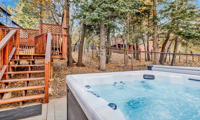 Upper Moonridge Cabina | 2345-alameda Landing 3 Bedroom Chalet by RedAwning