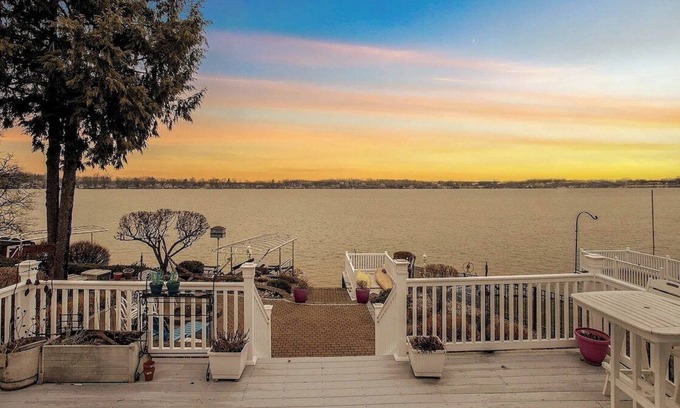 Edwardsburg Casa | 23822 S Shore Dr - Cascade Cove · Eagle Lake Front Sleeps 14, 28 min to Notre Da