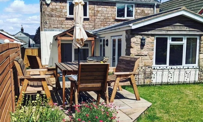 Cinderford Cabaña | 24 at St Johns - Dog-Friendly Cottage with Hot tub