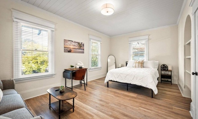 Urban Core Casa | 240- Sleeps 10, Centrally Located, Fenced Yard, Pet & Family Friendly