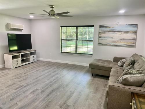 Gainesville Casa | 2400 heated sqft Centrally located majestic house with king beds