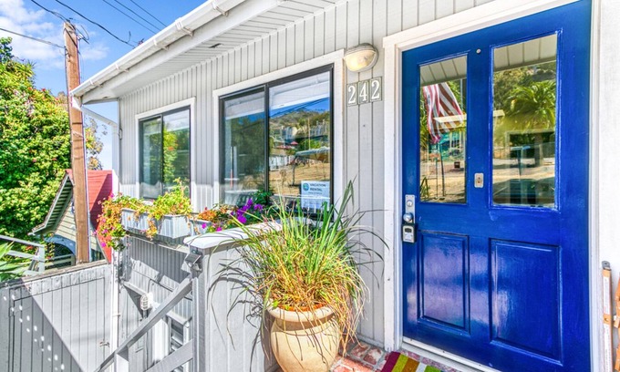 Avalon Casa | 242MAR-Golf cart, BBQ, WIFI, patio, sleeps 8.