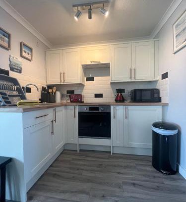Great Yarmouth Chalet De Esquí | 246, Belle Aire, Hemsby - Two bed recently renovated chalet, sleeps 5, free Wi-Fi, pet friendly, bed linen and towels included with onsite entertainment