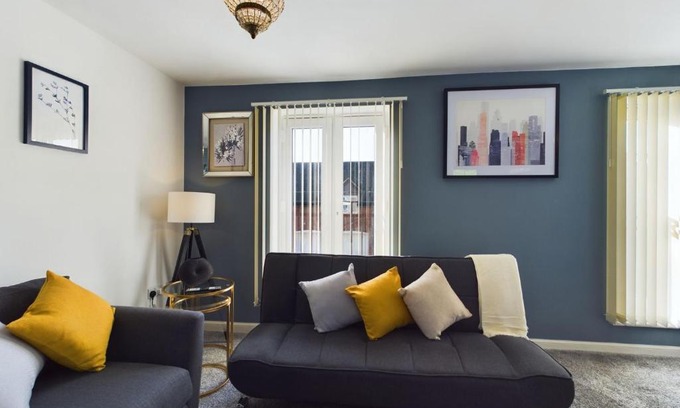 Stafford Apartamento | 247 Serviced Accommodation in Stafford- 3BR Townhouse
