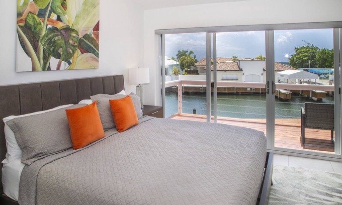 Jolly Harbour Chalet De Esquí | 247B South Finger Waterfront Villa, Jolly Harbour