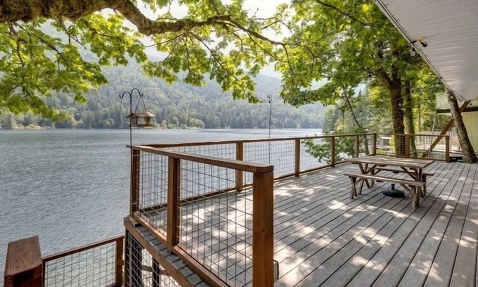 Maple Falls Cabina | 24MF - Lake Front - WiFi by RedAwning