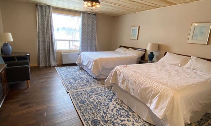 Alban Complejo | 25 French River Rooms