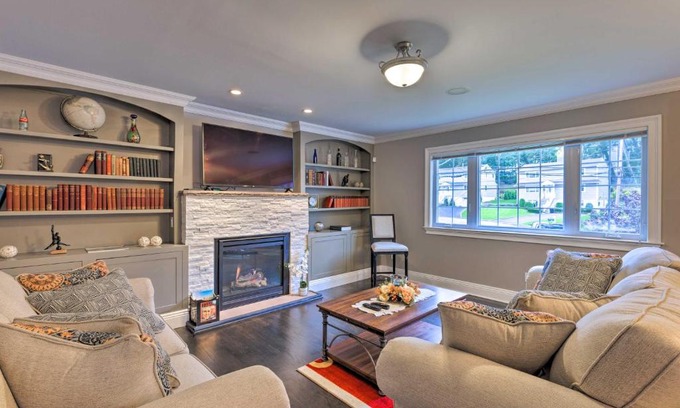 Glen Cove Apartamento | 25 Mi to NYC Walkable Long Island Apt with Balcony
