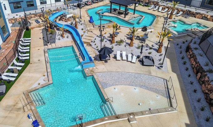 St. George Apartamento | 25 Mi to Zion: Rock 'n' Roll Condo w/ Mtn View!
