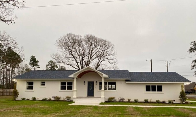 Florida Panhandle Casa | 25 min drive to Pcola Beach, Large home, Newly Remodeled