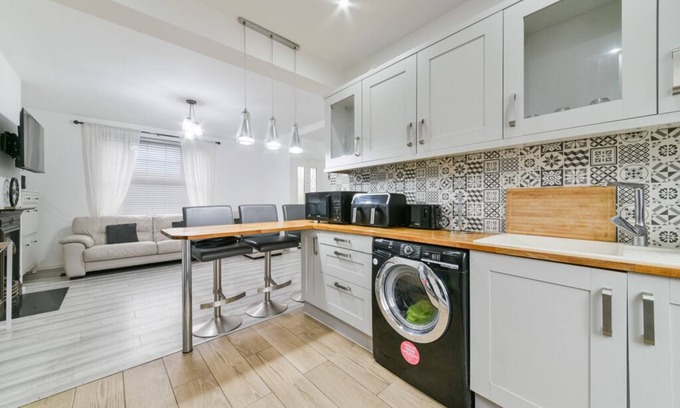 Downham Casa | 25 Minutes to London City Centre! Family-sized 2 Bed House!