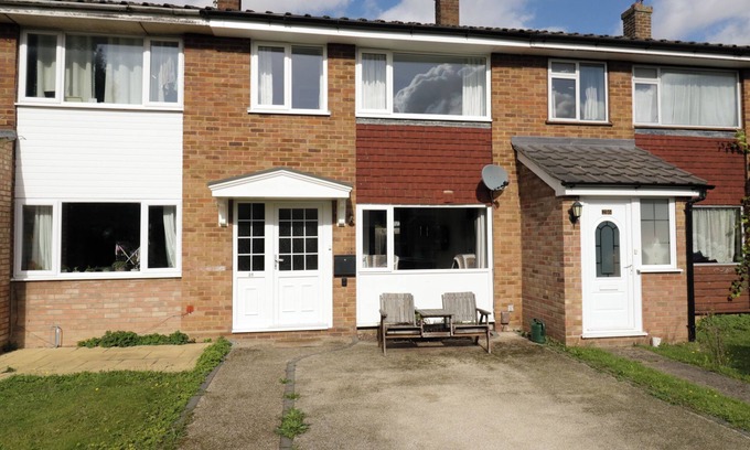Sawston Cabaña | 25 RESBURY CLOSE, with a garden in Sawston
