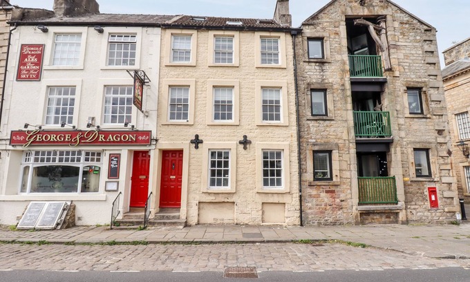 Lancaster Cabaña | 25 ST. GEORGES QUAY, family friendly in Lancaster