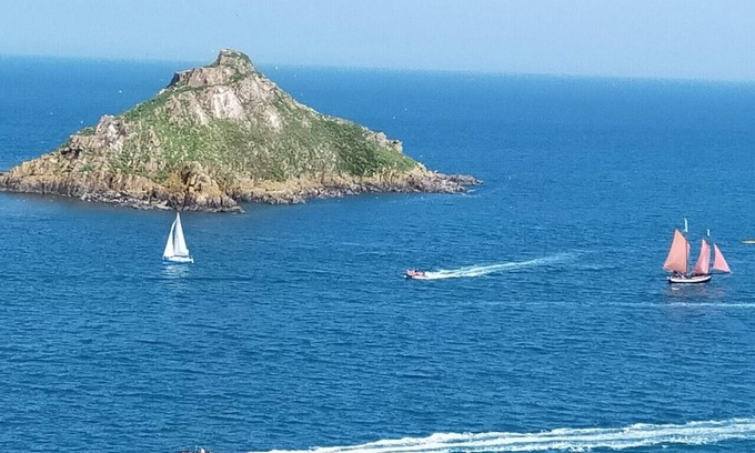 Pleneuf-Val-Andre Apartamento | ¡Vista panorámica al mar de 250 ° desde las 10 ventanas! Clasificado amueblado con turismo de 4 estrellas.