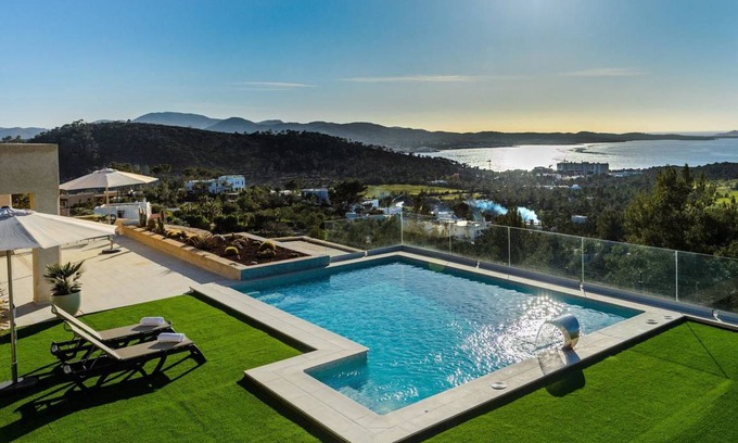 Sant Antoni de Portmany Villa | 250 m² Villa ∙ 1 habitación ∙ 6 huéspedes