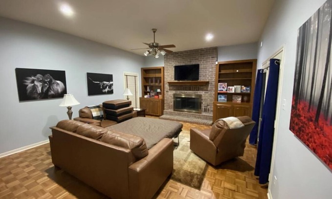 College Station Casa | 2500 sq ft home on quite street close to A&M functions
